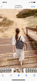 Bolso tipo matera de color negro, diseñado para transportar el equipo de mate con la funcionalidad de una cartera. Cuenta con un bolsillo exterior frontal, correas de hombro y una correa larga ajustable y extraíble. El interior está forrado con material impermeable.