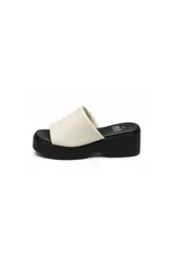 Sandalia de plataforma color negro con capellada ancha acolchada, diseño minimalista y suela corrida.