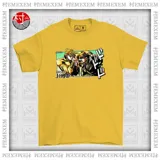Remera amarilla de manga corta y cuello redondo, con estampado frontal inspirada en la serie anime Jojo's Bizarre Adventure.