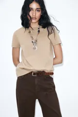 Camiseta de manga corta color rosado, con cuello redondo y corte regular. Confeccionada en tejido de punto interlock elástico y flexible.