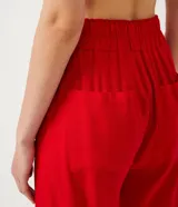 Pantalón wide leg rojo confeccionado en viscolino con cintura elástica y bolsillos laterales.