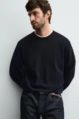 Jersey de punto de cashmere con corte regular fit, cuello redondo y manga larga. Presenta acabados en rib en puños y ruedo.