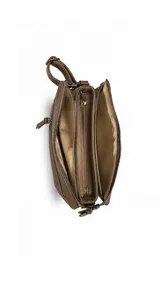 Bandolera gris de símil cuero con compartimento principal con cierre, bolsillo frontal con cierre y correa ajustable y desmontable.