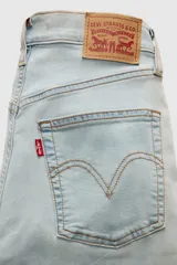 Jeans Levi's modelo Ribcage Straight Ankle, color celeste claro, de tiro ultra alto y corte recto al tobillo, confeccionados en denim con diseño clásico de cinco bolsillos.
