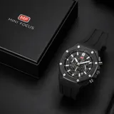 Reloj de pulsera analógico con cronógrafo, caja redonda de metal negro y correa de caucho negra. Presenta esfera texturizada con marcadores luminosos y detalles en rojo.