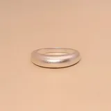 Anillo de plata 925 con diseño de banda ancha y acabado mate.