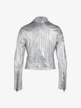 Chaqueta tipo biker color plateado con acabado nacarado y borde holográfico, cierre cruzado con cremallera, cuello con solapas y bolsillos con cremallera.
