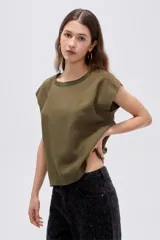 Remera sin mangas verde militar de viscosa, con cuello redondo a la base y diseño holgado.