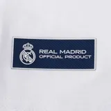 Remera blanca de algodón con cuello redondo y mangas cortas. Estampado en el pecho con el escudo del Real Madrid y las siglas RMCF.