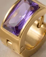 Aros tipo argolla pequeña de acero con baño de oro, con diseño de medio aro y circonia rectangular color violeta.