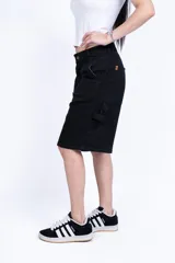 Bermuda de jean celeste, tiro alto, corte holgado y largo a la rodilla.