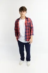 Camisa de algodón a cuadros rojos y azules con cuello italiano y manga tres cuartos.