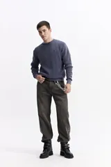 Sweater de tejido waffle, color azul oscuro con efecto acid wash y logo bordado en el pecho. Presenta cuello redondo y puños tejidos.