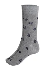 Par de medias grises con estampado de barcos en azul marino.
