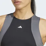Top deportivo Adidas Techfit, corto, color negro con paneles laterales en gris y blanco. Presenta un corte ajustado, escote alto y espalda deportiva.