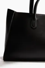 Cartera tipo tote de diseño estructurado y minimalista, con doble asa de mano y correas de hombro largas. Cuenta con cierre de mosquetón interno y compartimento con cierre.