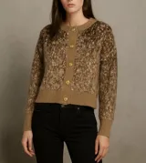 Cardigan de punto con textura jaspeada en tonos marrones y beige, con cuello redondo, cierre frontal de botones dorados y puños y ruedo acanalados en color sólido.