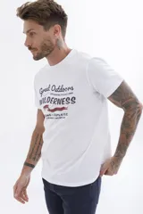 Remera azul marino de manga corta con pequeño estampado en el pecho.