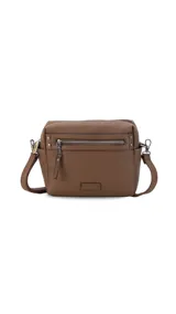 Bandolera color beige de símil cuero, con cierre principal, bolsillos interiores, bolsillo frontal y posterior con cierres, y bolsillos laterales. Incluye correa extensible.