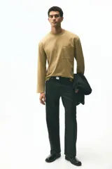 Remera de manga larga en punto pesado de algodón color camel, con cuello redondo ribeteado acanalado, hombros caídos, bolsillo superior abierto y bajo recto. Corte holgado.