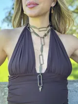 Collar largo de eslabones rectangulares color bronce, con dijes de hojas y cierre de mosquetón.