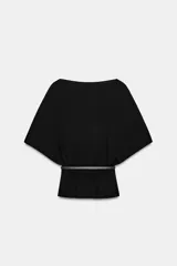 Top de punto color beige con cuello barco y mangas cortas anchas tipo murciélago. Cuenta con cintura entallada con ribete elástico y un cinturón fino de cuero sintético marrón con hebilla metálica dorada.