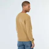 Sweater de punto color camel con cuello redondo y tapeta de tres botones (tipo Henley). Presenta un tejido de punto fantasía con textura de nido de abeja o waffle y puños y bajo acanalados.