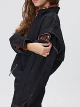 Campera de denim a rayas verticales con cuello de pana en color bordó. Presenta cierre frontal, mangas desmontables con cierre en los hombros, canesú en el pecho y bolsillos de parche cuadrados.