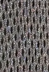 Vestido largo de tejido calado color dorado, con escote en V y mangas cortas.