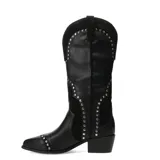 Botas negras de caña alta con detalles de tachas plateadas.
