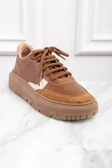 Zapatillas bajas de cuero color marrón con detalles en gamuza color tostado y talón en cuero dorado.