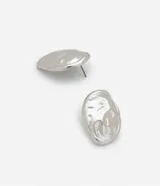 Aros botón medianos de metal plateado con efecto martillado y cierre con tornillo.