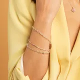 Pulsera semirrígida de plata 925 compuesta por tres cadenas de diferentes estilos: una cadena de eslabones ovalados, una cadena de esferas pequeñas y una cadena de eslabones tipo rolo.