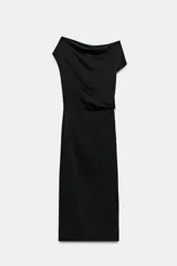 Vestido midi negro confeccionado en hilatura de viscosa, de diseño satinado y corte asimétrico con escote fluido y manga sisa. Presenta bajo acabado en línea evasé y cierre lateral con cremallera oculta en costura.