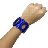 Pulsera elástica de resina color azul con círculos y rectángulos.