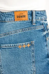 Short de denim azul de tiro medio y calce recto, con bolsillos clásicos y cierre frontal.