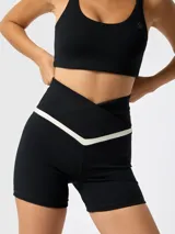 Short deportivo negro de talle alto con cintura cruzada en forma de V y detalle de ribete en contraste beige.