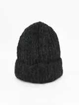 Gorro tipo beanie de punto acanalado con vuelta en el borde, confeccionado en tejido suave y abrigado.