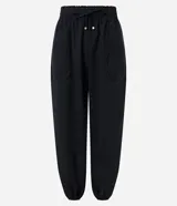 Pantalón jogger Marfinno de color negro, confeccionado en poliéster con caída fluida. Cuenta con cintura elastizada, lazo ajustable con terminales metálicas, bolsillos delanteros aplicados y puños elastizados en los tobillos.