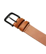 Cinto de cuero color marrón con hebilla metálica negra y logo de la marca grabado en la punta.