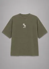 Remera de manga corta color verde militar, de corte suelto y estilo oversize con efecto acid wash. Presenta un pequeño estampado frontal en color blanco con las iniciales 'NN' y el texto 'NO BASIC'.
