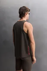 Musculosa deportiva de running en tejido ligero y perforado de color marrón, con cuello redondo y diseño sin mangas.