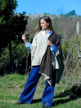 Pashmina reversible de diseño bicolor, con una cara en color beige y la otra en color marrón. Presenta bordes con acabado desflecado y está confeccionada en lana.