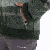 Campera polar de hombre con cierre frontal, cuello alto y bolsillos laterales. Diseño con bloques de color en tonos de verde, gris y negro, con estampado de paisaje montañoso en la parte inferior.