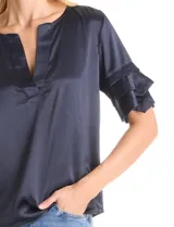 Blusa de satén color azul marino con escote en V y mangas cortas con tres capas de volados superpuestos.