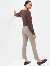 Pantalon de vestir de corte ajustado y tiro medio, con estampado de cuadros pequeños en tonos neutros. Cuenta con bolsillos laterales y cierre frontal.