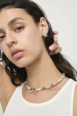 Collar de diseño artesanal con cuentas metálicas plateadas, cristales facetados en tono azul y un dije central en forma de estrella de mar.