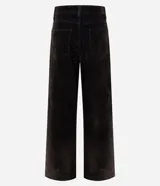 Pantalón de jean marrón con acabado aterciopelado, de corte recto y cintura alta, con bolsillos y pespuntes contrastantes.