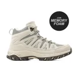 Bota de trekking Hi-Tec modelo Becky, color beige, con diseño de caña media, paneles de malla transpirable y refuerzos de gamuza sintética. Cuenta con suela de goma dentada para mayor tracción y tecnología Memory Foam en la plantilla.