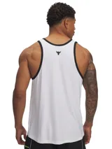 Musculosa deportiva Under Armour Project Rock Iso-Chill, de color blanco con ribetes negros en cuello y sisas. Cuenta con tecnología de enfriamiento, protección solar UPF 30, control de olores y panel trasero de malla para mayor ventilación.
